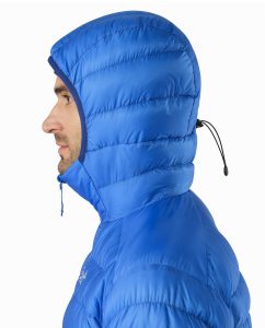 Vue de profil de la capuche Arcteryx