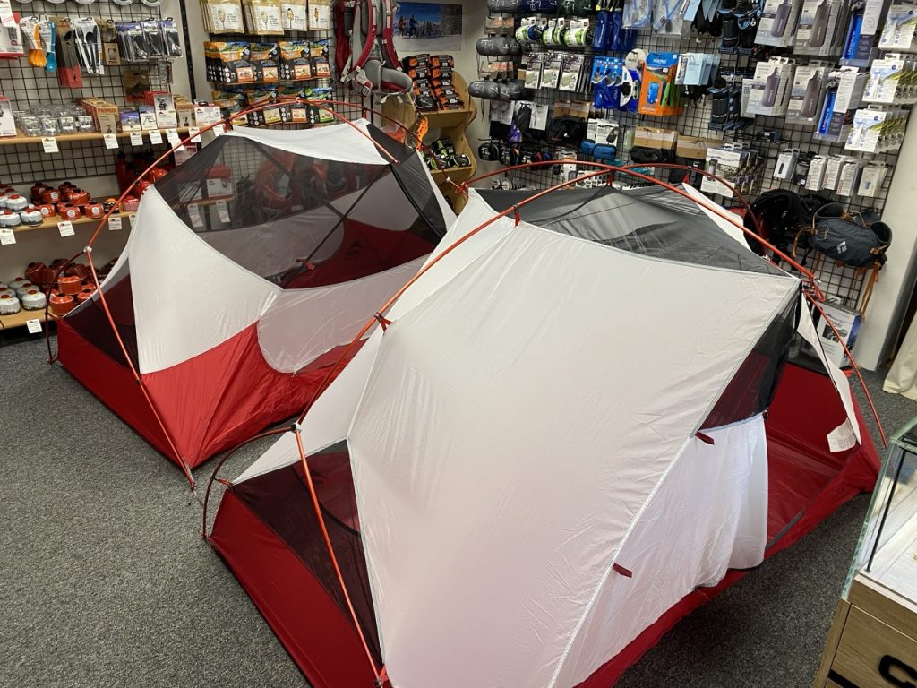 Montage des 2 tentes Hubba Hubba NX et Hubba Bikepack 2 MSR dans le magasin Montania Sport Chambéry