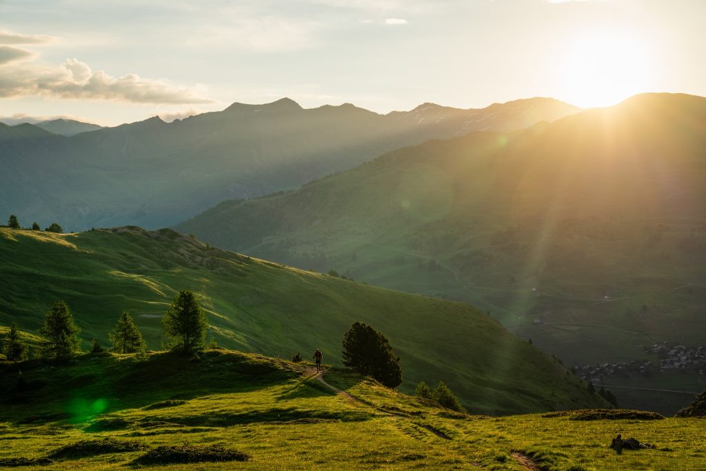 Lever de soleil sur le premier col de la course