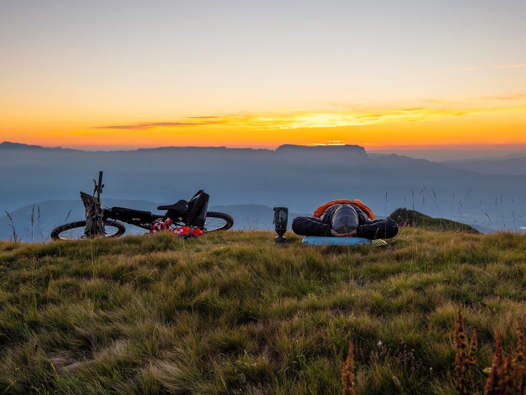 Un beau panorama dégagé en montagne pour profiter du coucher de soleil