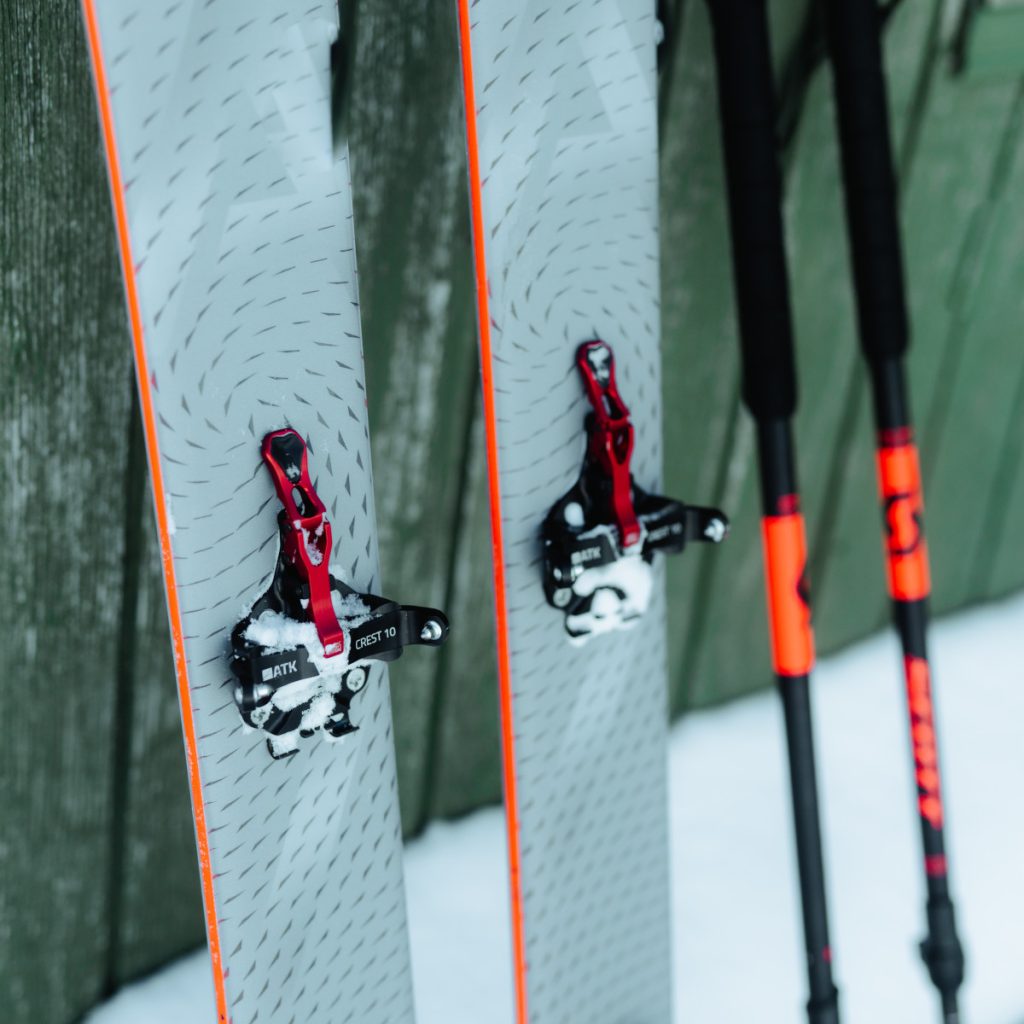 Ski Explorair 92 LT monté avec des fixations légères ATK