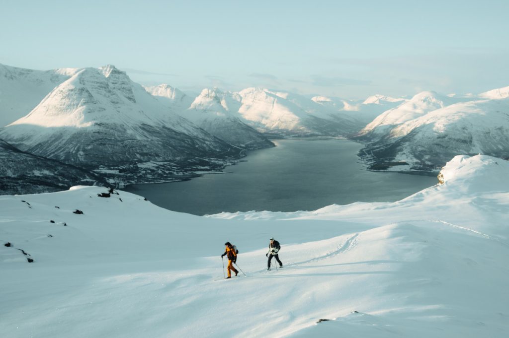 Montée ski de rando en peaux au dessus des Fjords