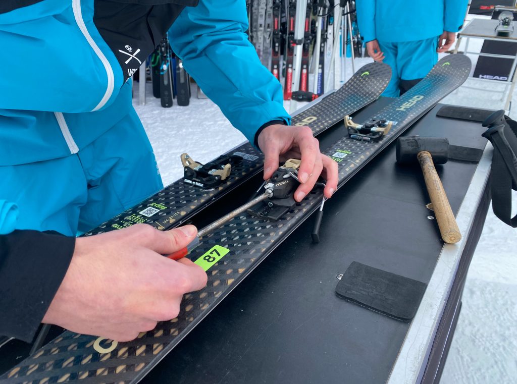 Réglage de la fixation Tyrolia Almonte sur un ski Crux 87 Pro