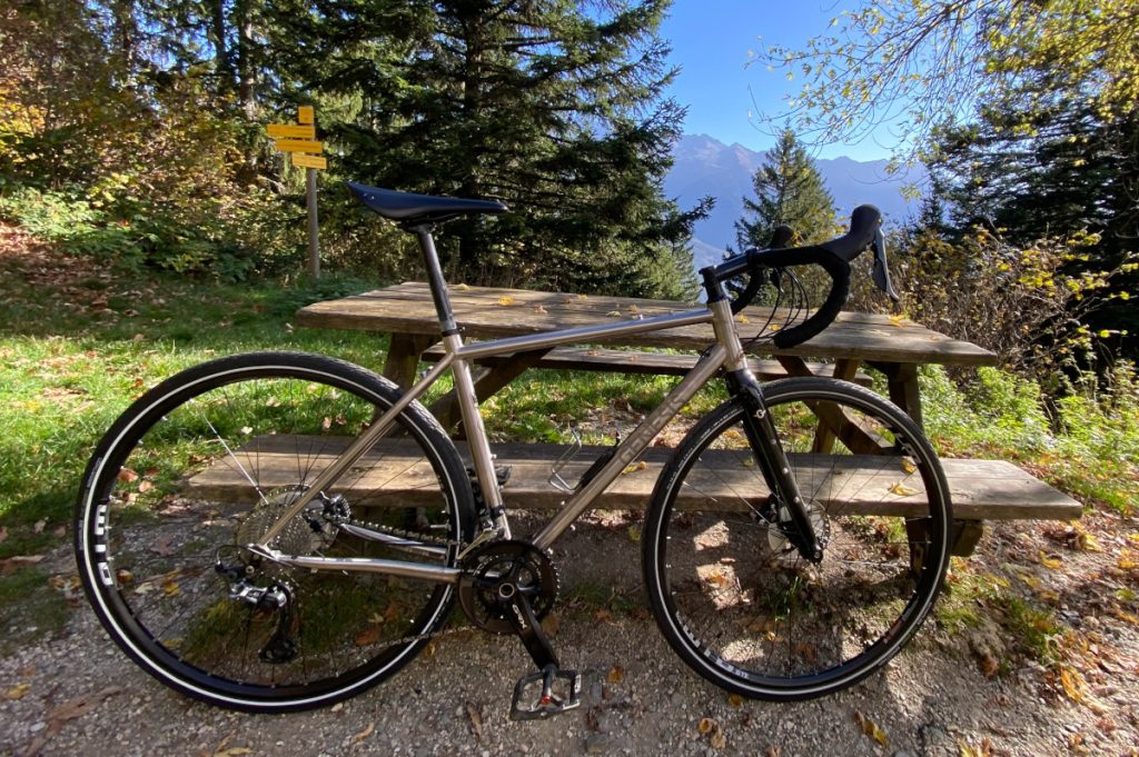 Arrivée au col du Grand Cucheron lors du test du vélo gravel GENESIS Croix de Fer Titane