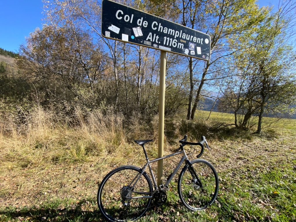 Arrivée au col du Champlaurent lors du test du vélo gravel GENESIS Croix de Fer Titane