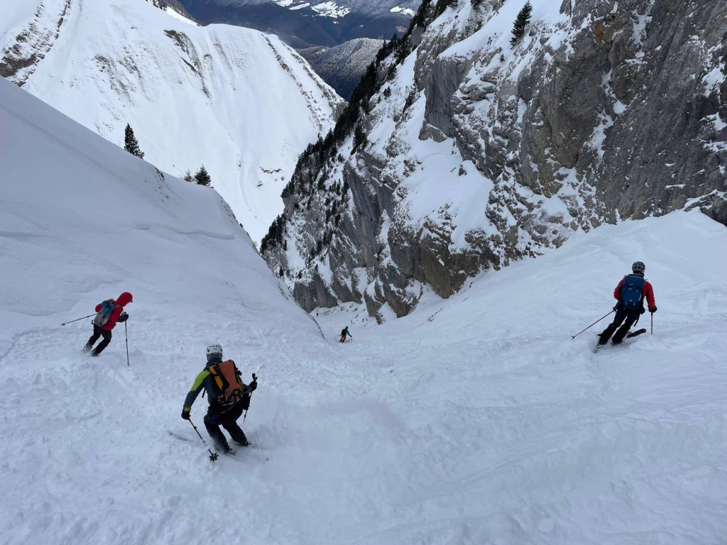 En pleine descente du couloir Nord du Trelod